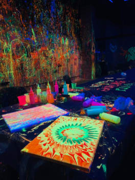 Art Classes - Abudhabi Enroll today , Glow in Dark Paint art classes 